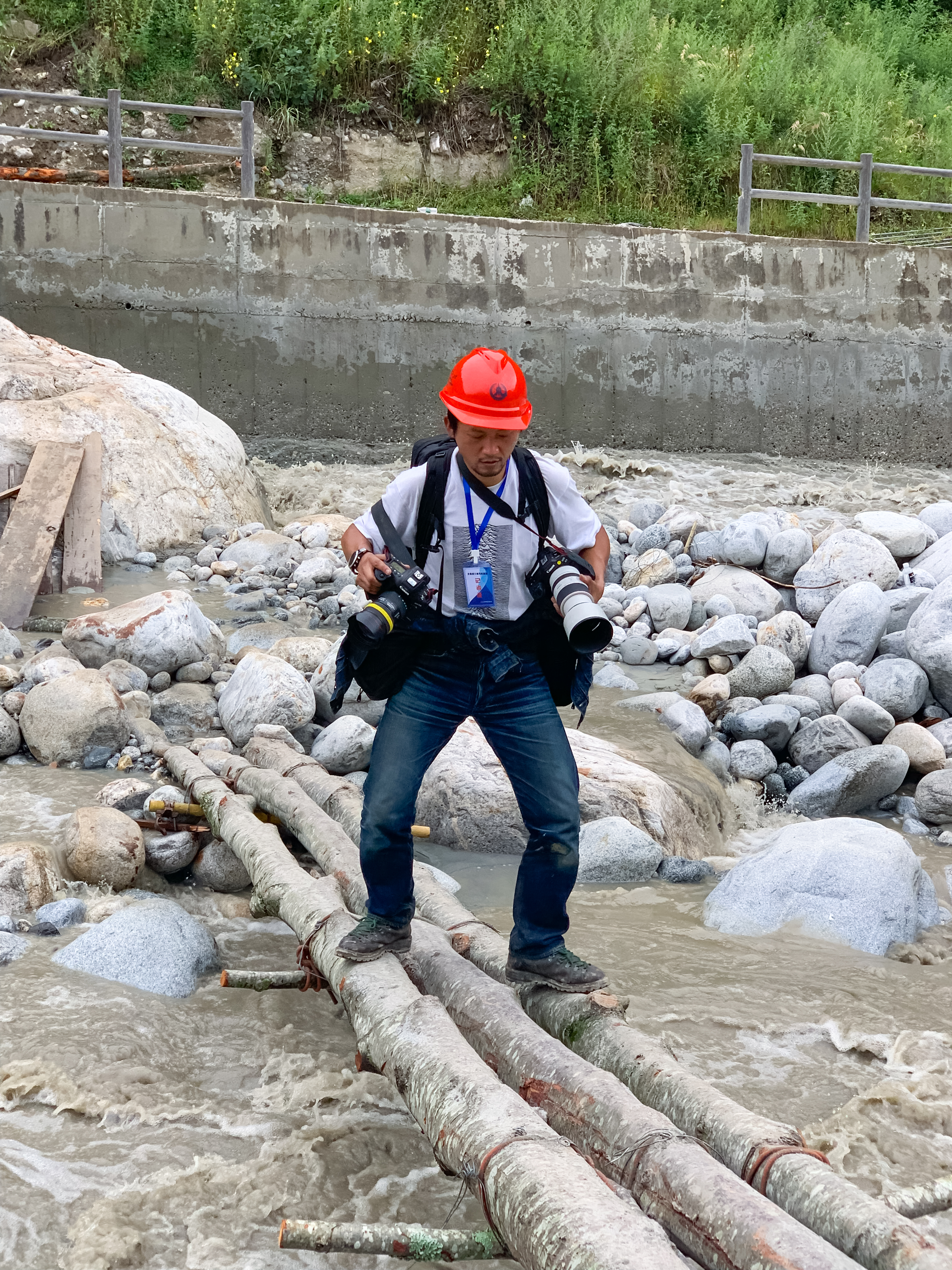 新华社战地记者_摄影记者工作照故事_新闻摄影展经典瞬间