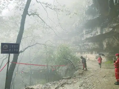 男子玉函山上失联多日 百余人冒雨搜寻