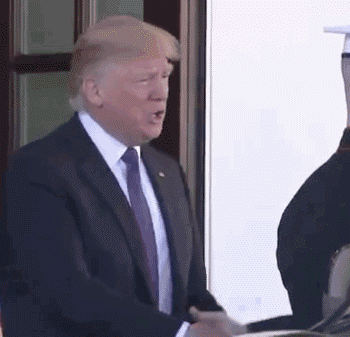 破解特朗普握手神功_特朗普马克龙26秒“掰手腕式握手”_特朗普握手技巧