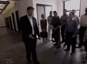 特朗普握手技巧_特朗普马克龙26秒“掰手腕式握手”_破解特朗普握手神功