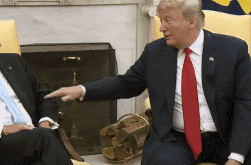 特朗普马克龙26秒“掰手腕式握手”_破解特朗普握手神功_特朗普握手技巧