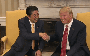 特朗普握手技巧_特朗普马克龙26秒“掰手腕式握手”_破解特朗普握手神功