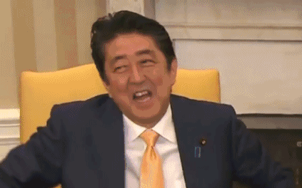 破解特朗普握手神功_特朗普握手技巧_特朗普马克龙26秒“掰手腕式握手”