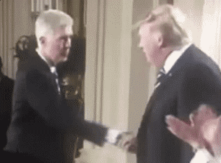 特朗普马克龙26秒“掰手腕式握手”_破解特朗普握手神功_特朗普握手技巧