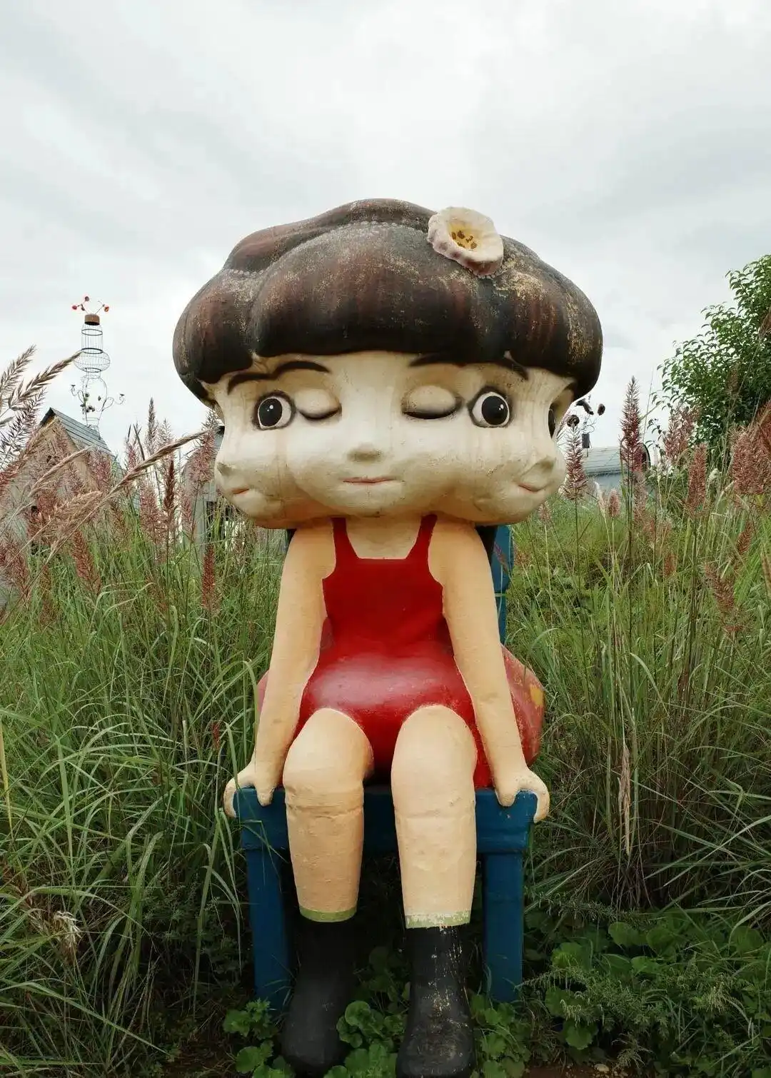 景区雕塑被指恐怖 园方:已部分拆除_荒野之国人体蜈蚣雕塑拆除_丽江荒野之国雕塑争议