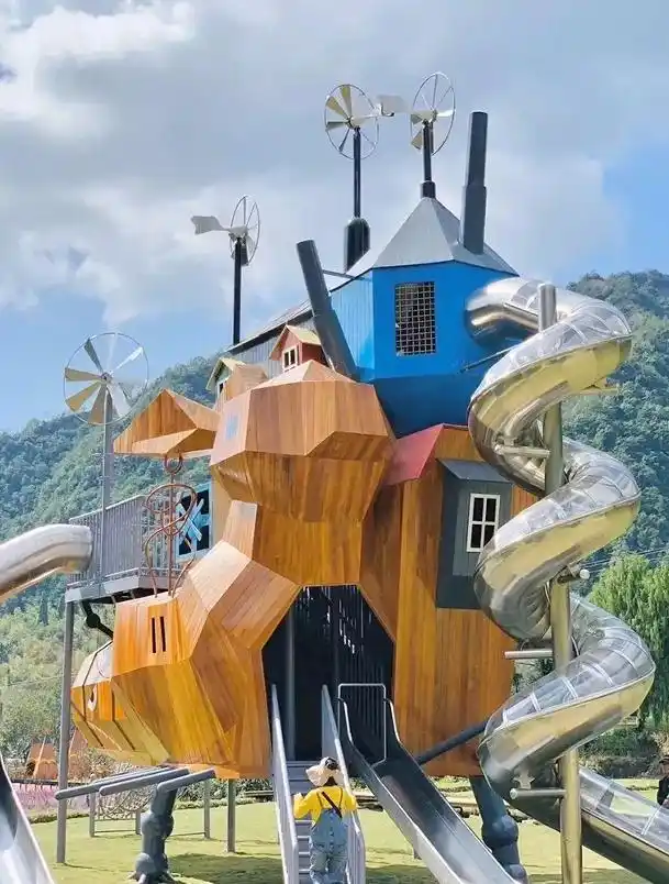 景区雕塑被指恐怖 园方:已部分拆除_丽江荒野之国雕塑争议_荒野之国人体蜈蚣雕塑拆除