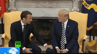 法国总统马克龙 美国总统特朗普 白宫欢迎仪式_特朗普马克龙26秒“掰手腕式握手”