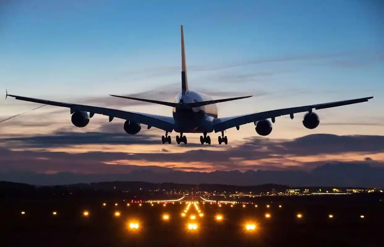 探索飞行员的日常工作与影视魅力