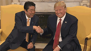 特朗普马克龙26秒“掰手腕式握手”_特朗普握手特点_特朗普马克龙握手