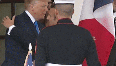 特朗普马克龙握手_特朗普马克龙26秒“掰手腕式握手”_特朗普握手特点