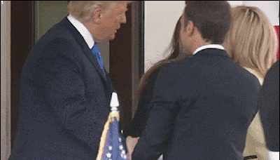 特朗普马克龙握手_特朗普马克龙26秒“掰手腕式握手”_特朗普握手特点