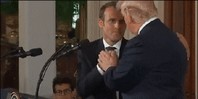 特朗普马克龙26秒“掰手腕式握手”_特朗普马克龙握手_特朗普握手特点