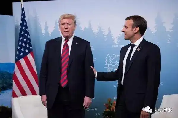 特朗普握手特点_特朗普马克龙26秒“掰手腕式握手”_特朗普马克龙握手