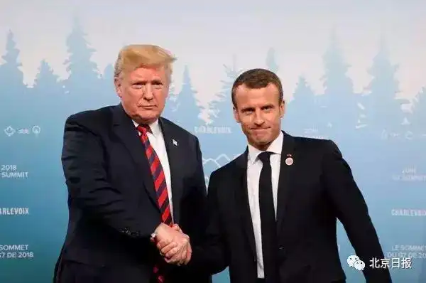 特朗普握手特点_特朗普马克龙26秒“掰手腕式握手”_特朗普马克龙握手