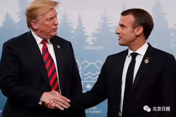 特朗普马克龙握手_特朗普握手特点_特朗普马克龙26秒“掰手腕式握手”