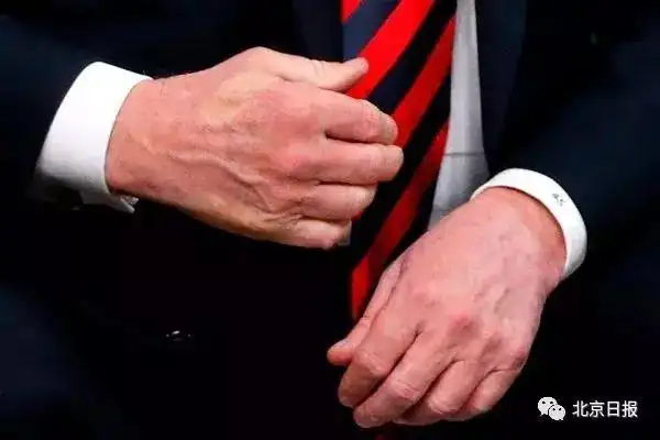 特朗普握手特点_特朗普马克龙握手_特朗普马克龙26秒“掰手腕式握手”