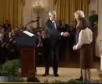 特朗普马克龙26秒“掰手腕式握手”_特朗普马克龙握手_特朗普握手特点