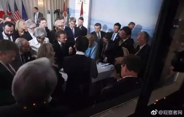 特朗普马克龙26秒“掰手腕式握手”_特朗普握手特点_特朗普马克龙握手