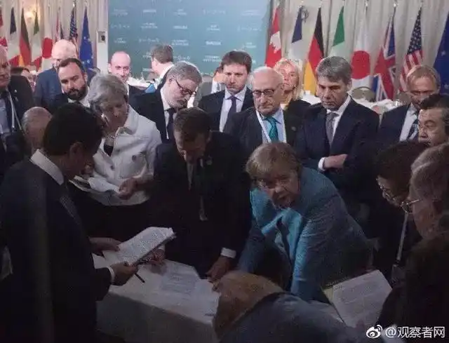 特朗普马克龙26秒“掰手腕式握手”_特朗普握手特点_特朗普马克龙握手