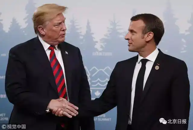 特朗普握手特点_特朗普马克龙26秒“掰手腕式握手”_特朗普马克龙握手