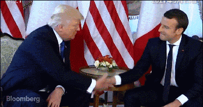 特朗普马克龙握手_特朗普马克龙26秒“掰手腕式握手”_特朗普握手特点