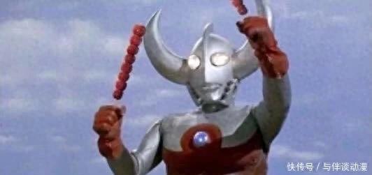 这些奥特曼的照片你见过吗？初代奥特曼放烟花，奥特之父吃糖葫芦