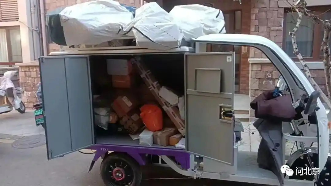 北京部分快递小哥：小件员还得送大货，只好绕着交警走