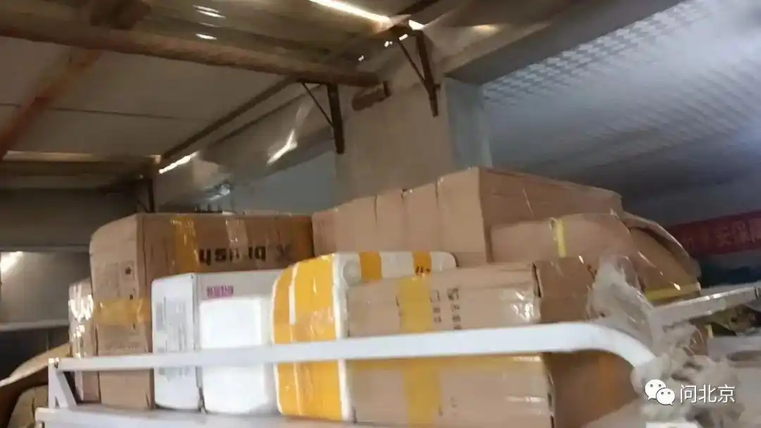 山姆配送员电动车挂满大件货物_北京电动三四轮车新规_快递小哥违规处罚