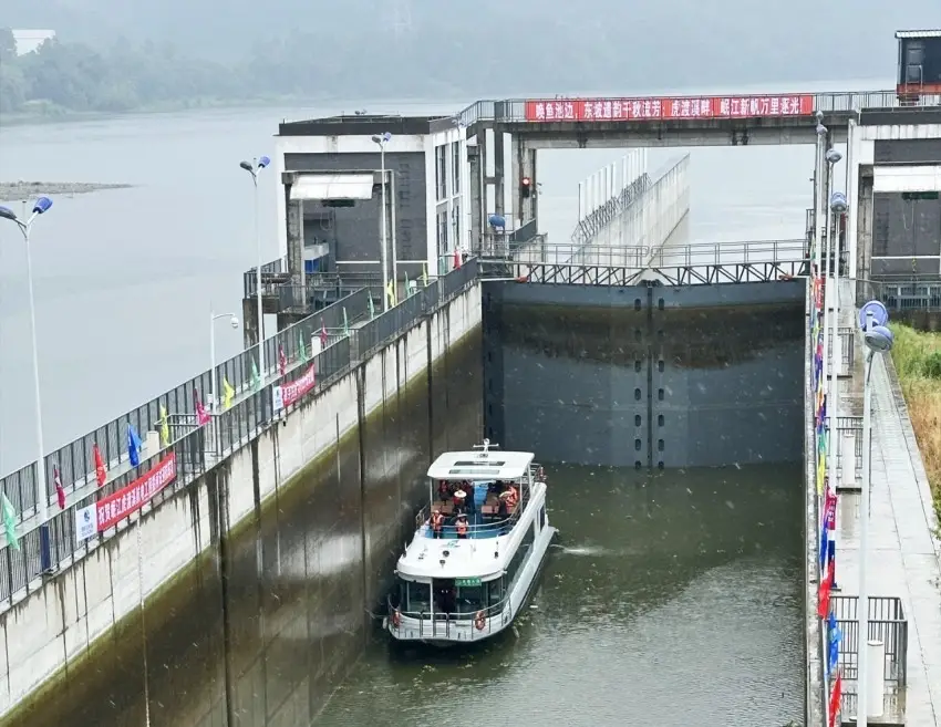 岷江虎渡溪航电枢纽船闸工程试运行首航成功