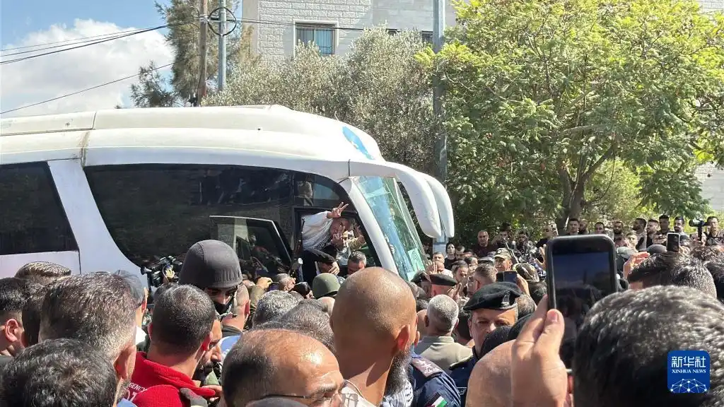 现场直击丨“我只想拥抱家人”——80多名巴勒斯坦被囚人员获释