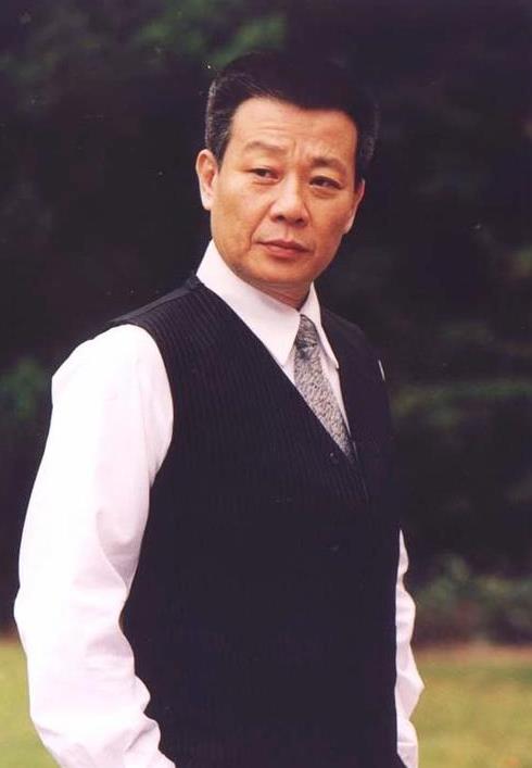 22岁出道，演技不输陈道明，戏外娶两个老婆楼上楼下住坦言太累