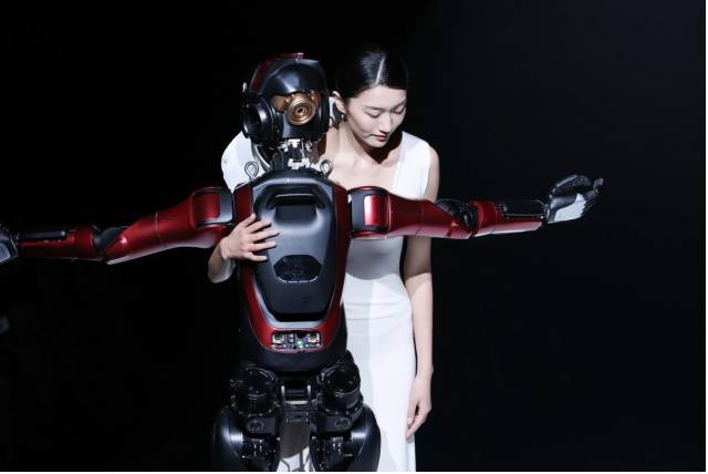 人形机器人互动开场，第二届中国（荔秀）优质女装采购节启幕