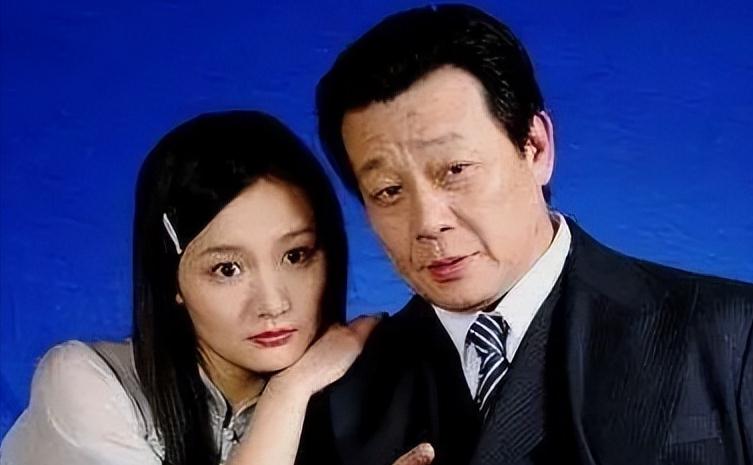 寇家瑞多少岁_寇家瑞39岁未婚生女不结婚_寇世勋双妻家庭影响子女婚姻观