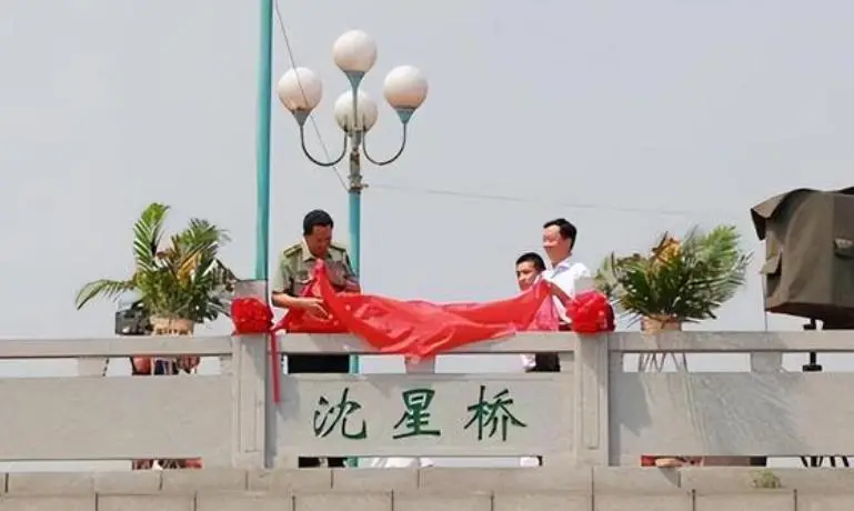 青州二炮沈星_西安二炮工程大学沈星 无名小桥英勇救人 青州市民缅怀英雄