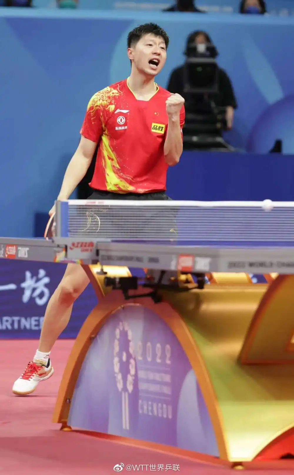 世乒赛团体赛半决赛中国男乒3:2淘汰日本队_王楚钦决胜局自我救赎_樊振东王楚钦会师半决赛