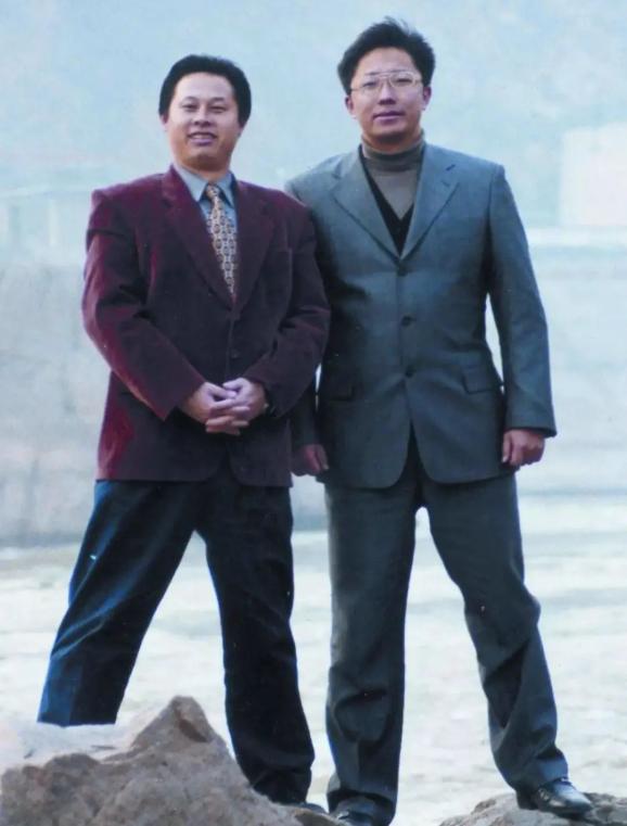 李阳街头发牌认错_李阳评董宇辉英语差_李阳疯狂英语创始人