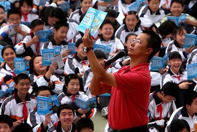 李阳街头发牌认错_李阳疯狂英语创始人_李阳评董宇辉英语差