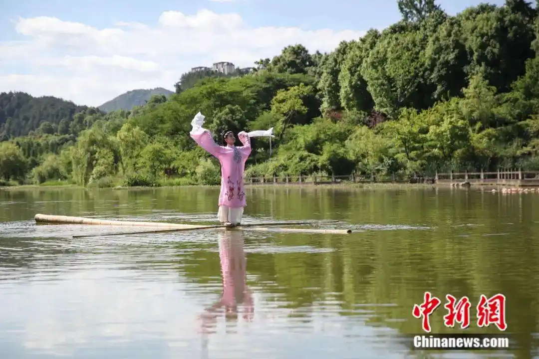 “水上芭蕾”是如何练成的_95后贵州女孩独竹漂 杨柳 独竹漂水上芭蕾表演