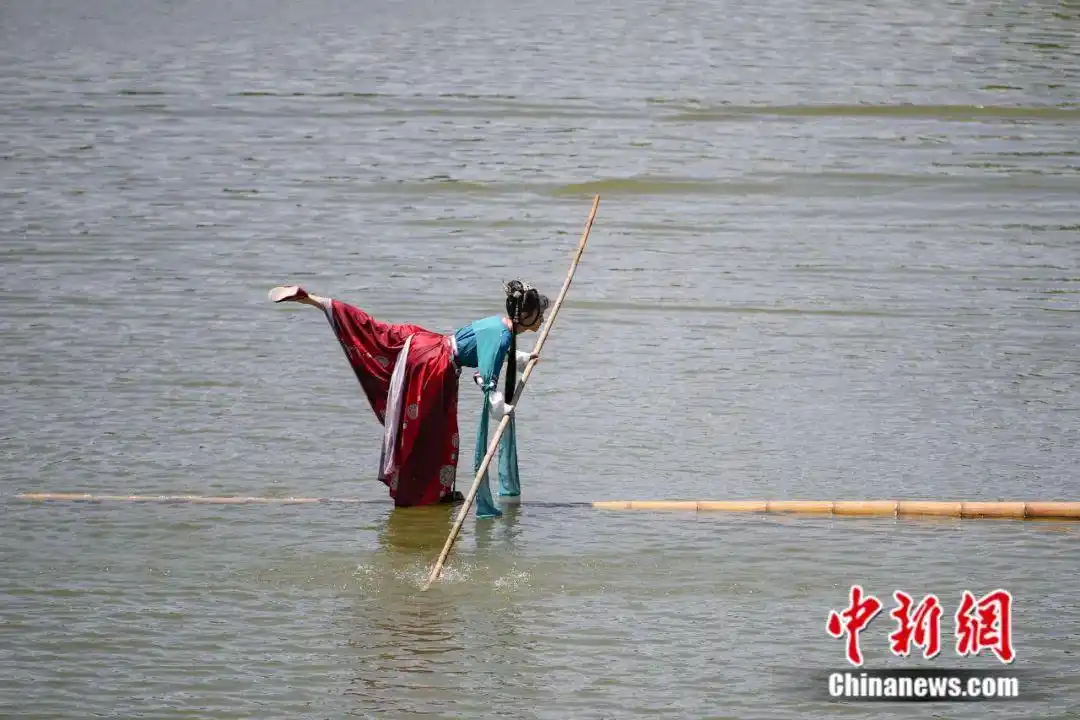 95后贵州女孩独竹漂 杨柳 独竹漂水上芭蕾表演_“水上芭蕾”是如何练成的