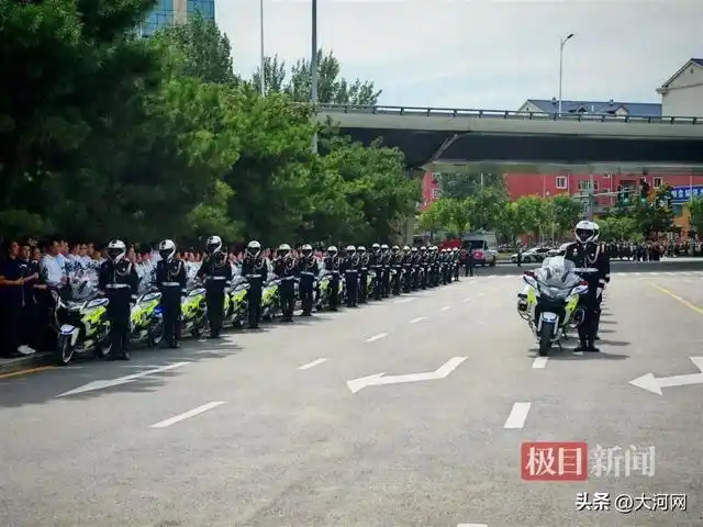 志愿军烈士遗骸抵达陵园，老兵们列队立正敬礼，有旅客为此专门改签机票