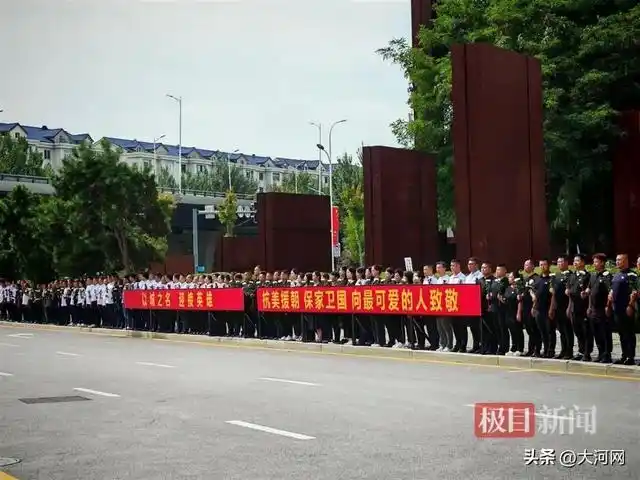 沈阳抗美援朝烈士陵园欢迎老兵_73岁老人赶到沈阳迎烈士父亲回国_志愿军烈士遗骸沈阳迎接仪式