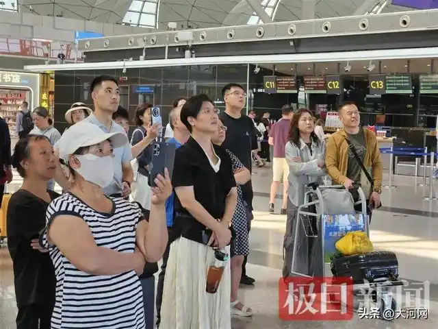 沈阳抗美援朝烈士陵园欢迎老兵_志愿军烈士遗骸沈阳迎接仪式_73岁老人赶到沈阳迎烈士父亲回国