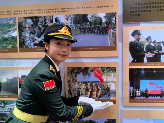参加九三阅兵的学员亮相开学典礼_青岛科技大学生物工程专业233班李子菡 九三阅兵 驻港部队