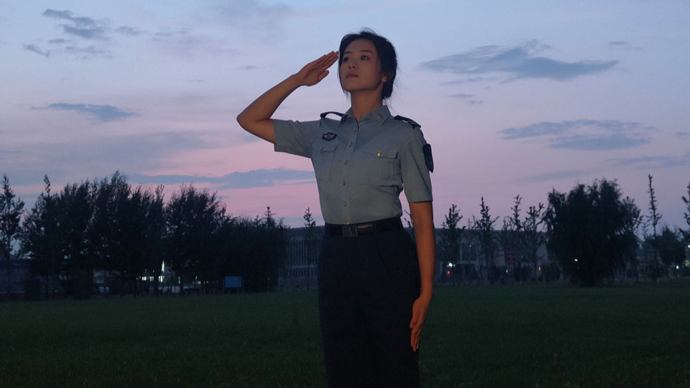 先军训再开学，九三阅兵元素在校园“燃起来”，受阅女兵返校领誓全体新生