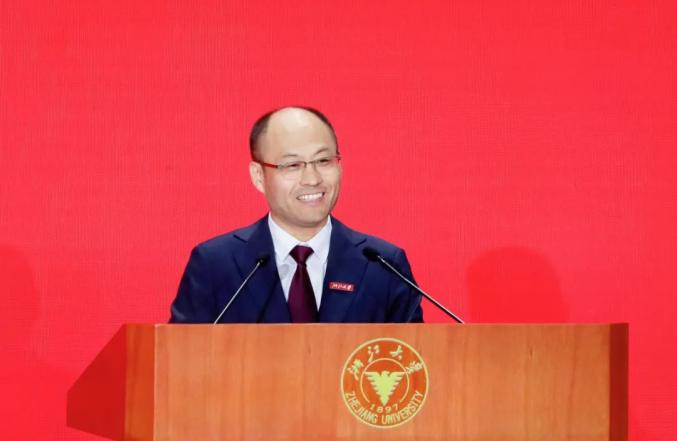 赓续求是精神 担负时代使命_浙江大学2025级本科生开学典礼_浙江一大学校长开学讲话：少刷小红书