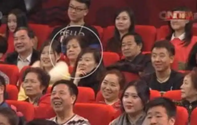 春晚笑脸哥_春晚观众席笑脸哥_春晚睡觉姐