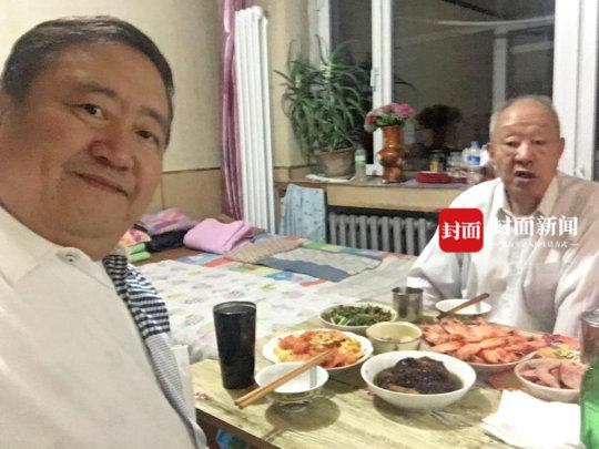 春晚笑脸哥冉东升_笑脸哥观看2019年春晚情况_央视春晚笑脸哥冉东升缺席2019年原因