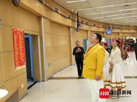 春晚笑脸哥冉东升_被称为春晚最牛观众19年钉子户突然离席_从1999年到2017年只缺席一次春晚现场的笑脸哥冉东升