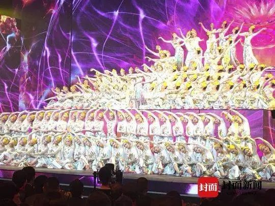 春晚笑脸哥冉东升_被称为春晚最牛观众19年钉子户突然离席_从1999年到2017年只缺席一次春晚现场的笑脸哥冉东升