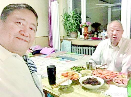 春晚笑脸哥冉东升_:央视笑脸哥19次观看春晚_笑脸哥2019年缺席春晚原因